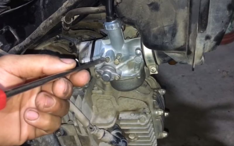 Xe máy hụt ga chết máy